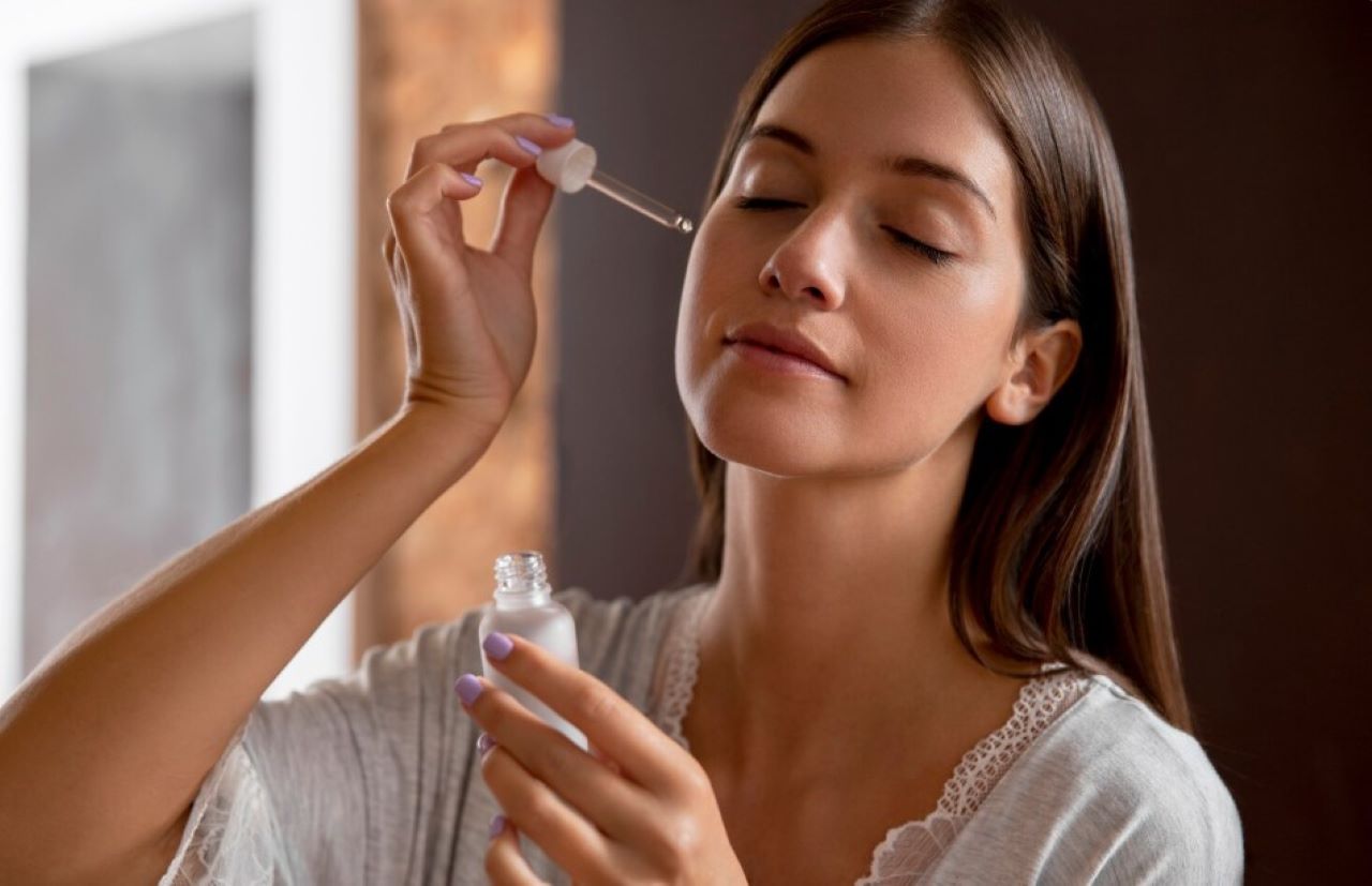 4 Serum Mencerahkan untuk Wajah Berflek Hitam, Kulit Glowing Cerah Merata