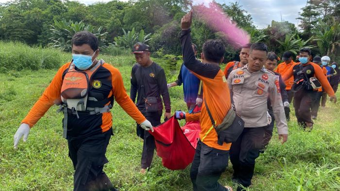 Korban Hanyut di Sungai Kupang Karangdadap Pekalongan Ditemukan Tim SAR Nyangkut di Ranting Bambu