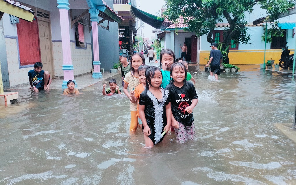 Diguyur Hujan Semalaman, Banjir Satu Meter Genangi Keluarahan Karangasem Utara