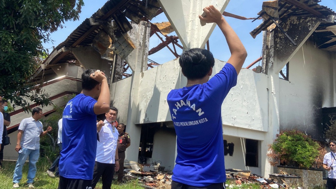 Rekonstruksi Perusakan Gedung DPRD Kota Pekalongan, 2 Tersangka Peragakan 8 Adegan