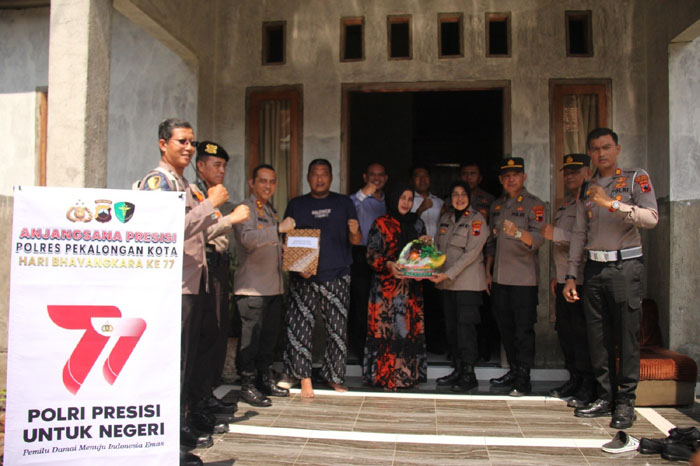 Anjangsana ke Rumah Anggota yang Sakit, Begini Pesan Kapolres Pekalongan Kota