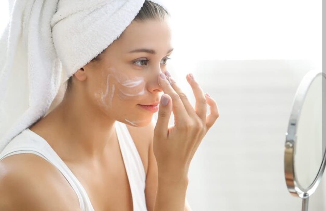 4 Cara Menggunakan Sunscreen Wajah yang Benar untuk Menghilangkan Flek Hitam, Bonus Wajah Jadi Glowing