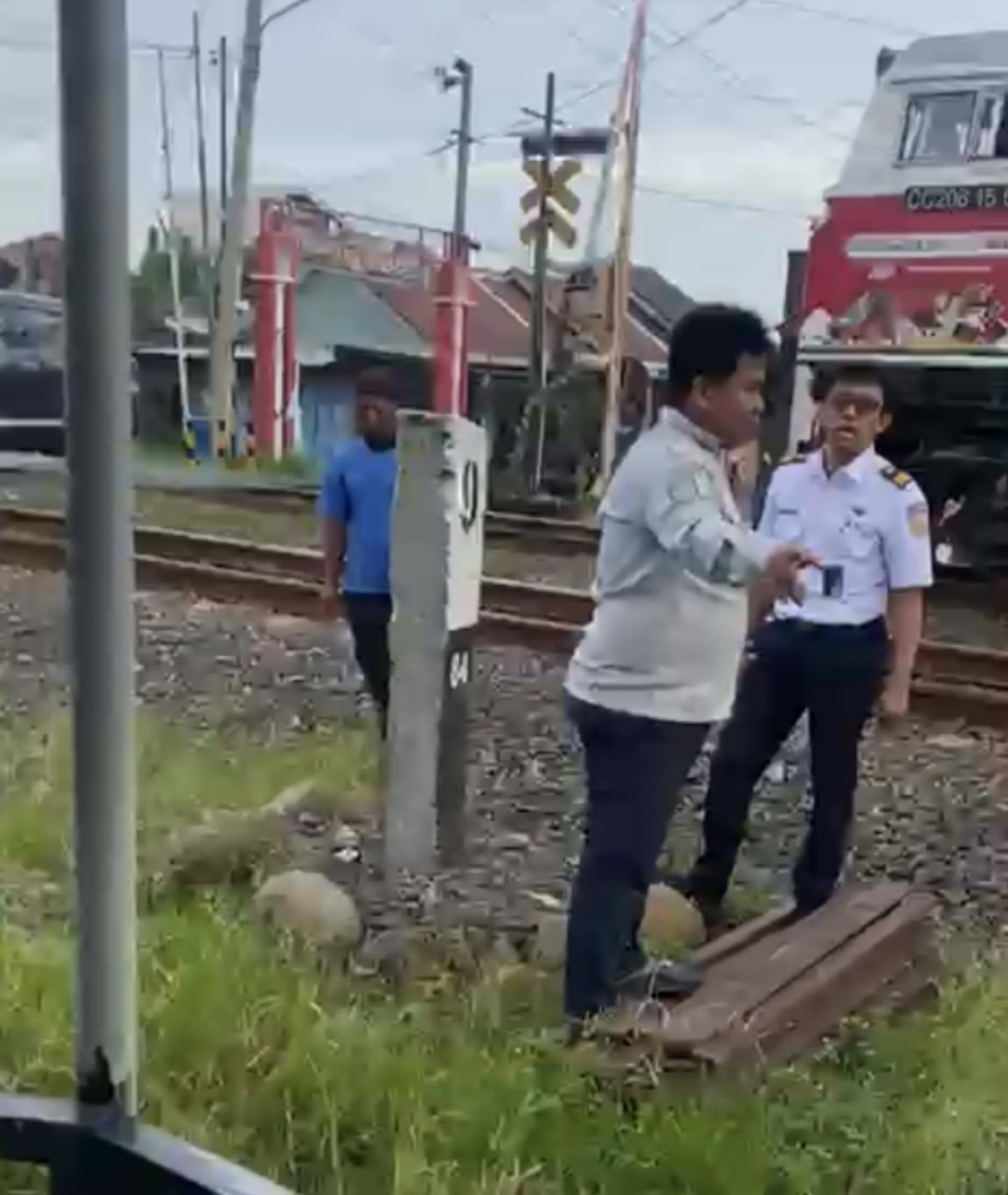 Diduga Tengah Ambil Video dengan Ponsel, 3 Remaja di Batang Tewas Tersambar Kereta Api