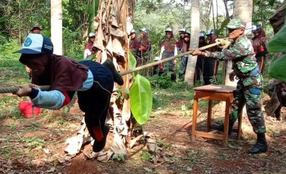 73 Siswa Siswi SMPN 2 Kedungwuni Dilatih Keterampilan Disiplin oleh TNI Kodim Pekalongan
