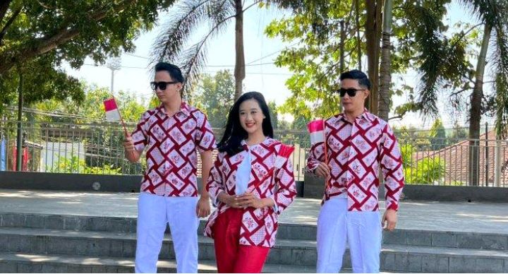 Menakjubkan! Mahasiswa di Kediri Bisa Tampilkan Kostum Batik Merah Putih dengan Motif yang Unik 