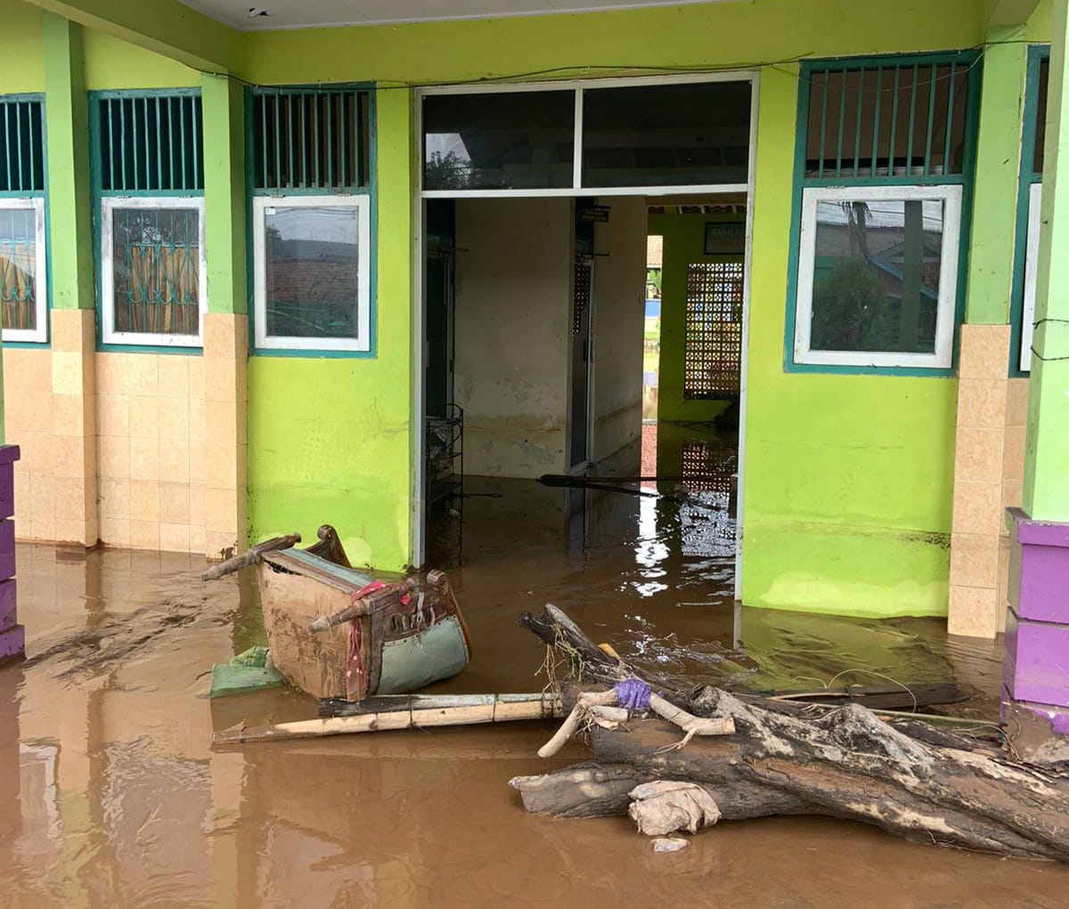 Dikepung Banjir Berlumpur, SMPN 9 Batang Berharap Bantuan Damkar untuk Bersihkan Lumpur Tebal