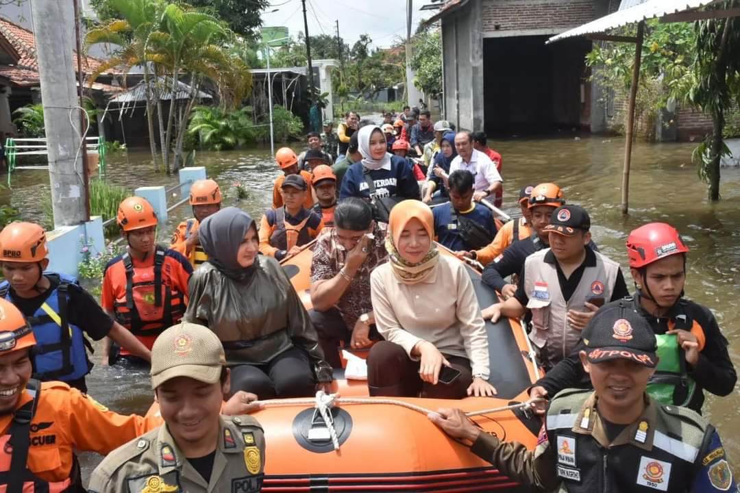 Bupati Pekalongan Fadia Arafiq Tinjau Pengungsi Korban Banjir di Tirto