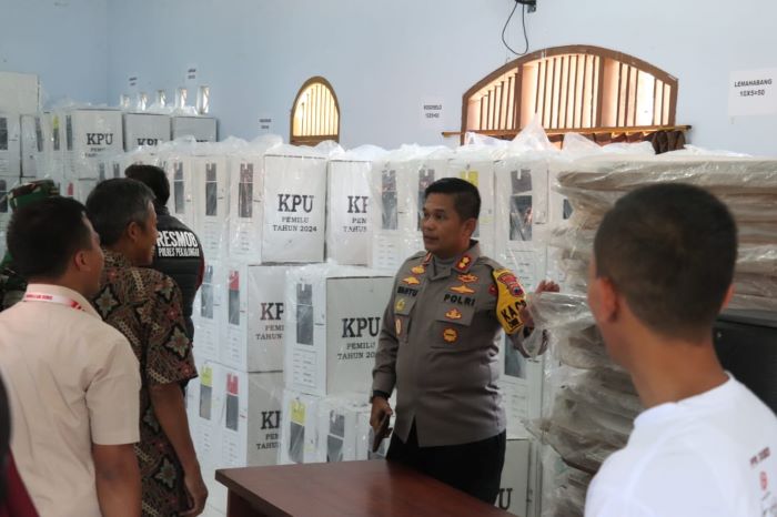 Distribusi Logistik Pemilu 2024 Dipastikan Aman, Kapolres Pekalongan Pantau ke PPK