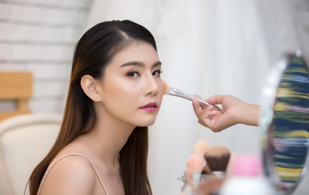 4 Cara Agar Make Up Tahan Lama Seharian Bebas Luntur Meskipun Terkena Keringat dan Air