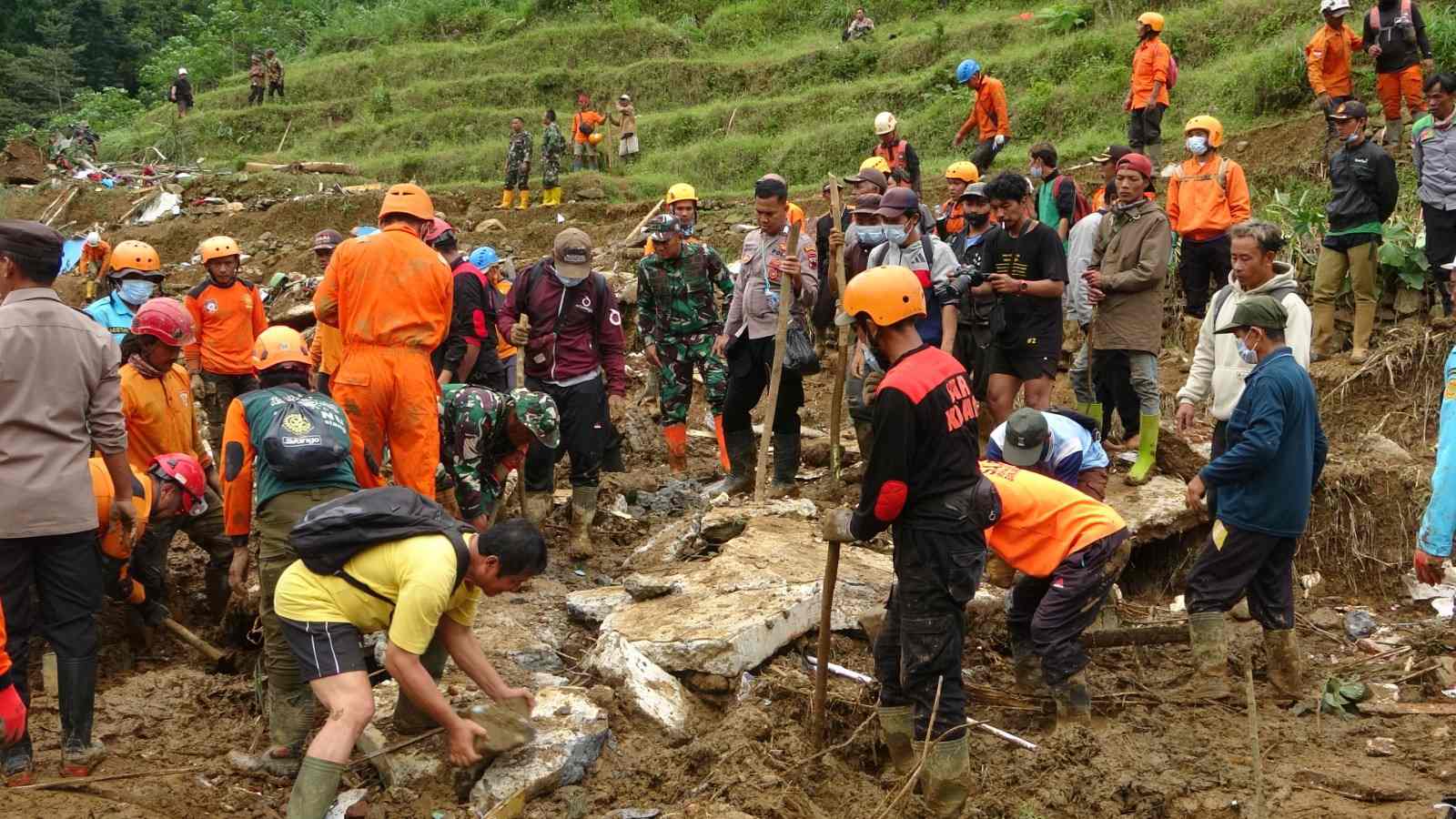 Putri Carik Kasimpar Ditemukan Tewas Berselimut Tertimbun Longsor di Rumahnya