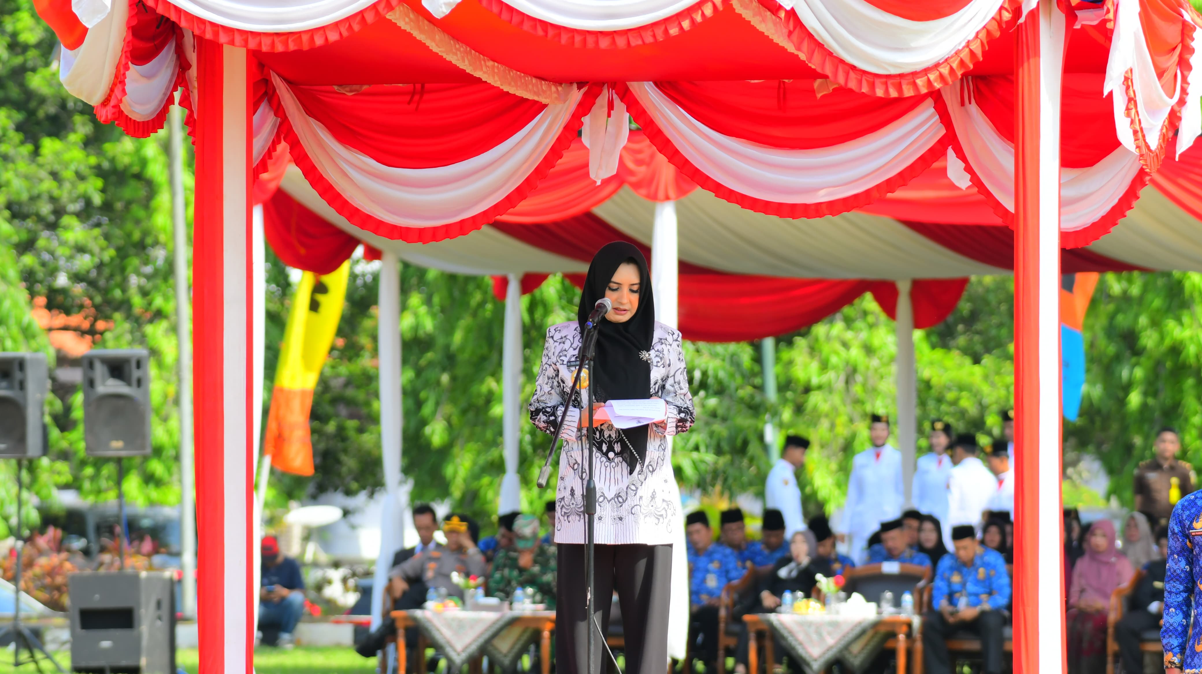 Bupati Fadia Arafiq Pimpin Upacara HGN dan HUT PGRI ke-80, Salurkan Bantuan untuk Keluarga Besar PGRI