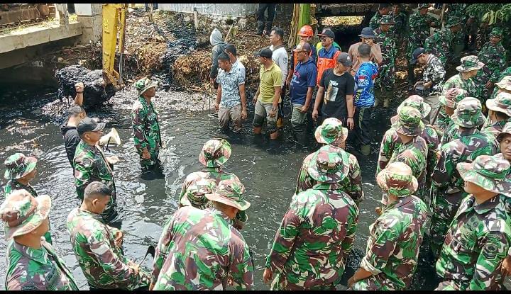 Cegah Banjir, Anggota TNI-Polri dan Warga Batang Bareng-bareng Bersihkan Sungai dan Pasar