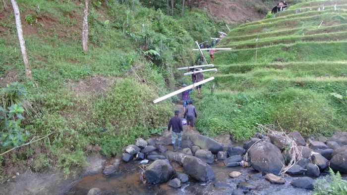 Pipanisasi Air Bersih di Desa Windurojo, Satgas TMMD Dan Warga Panggul Pipa Sejauh 1 Km Terabas Hutan