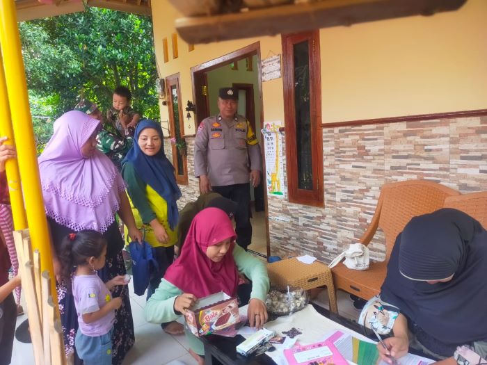 Bhabinkamtibmas dan Babinsa Karanganyar Pantau Imunisasi di Posyandu Nusa Indah V di Desa Legokkalong