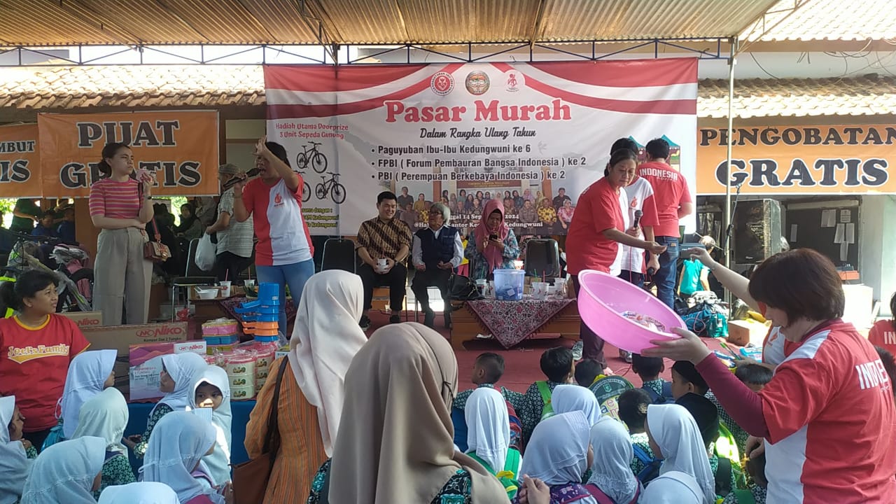 Peringati HUT, Ibu-ibu Paguyuban Kedungwuni, FPBI dan PBI Gelar Pasar Murah