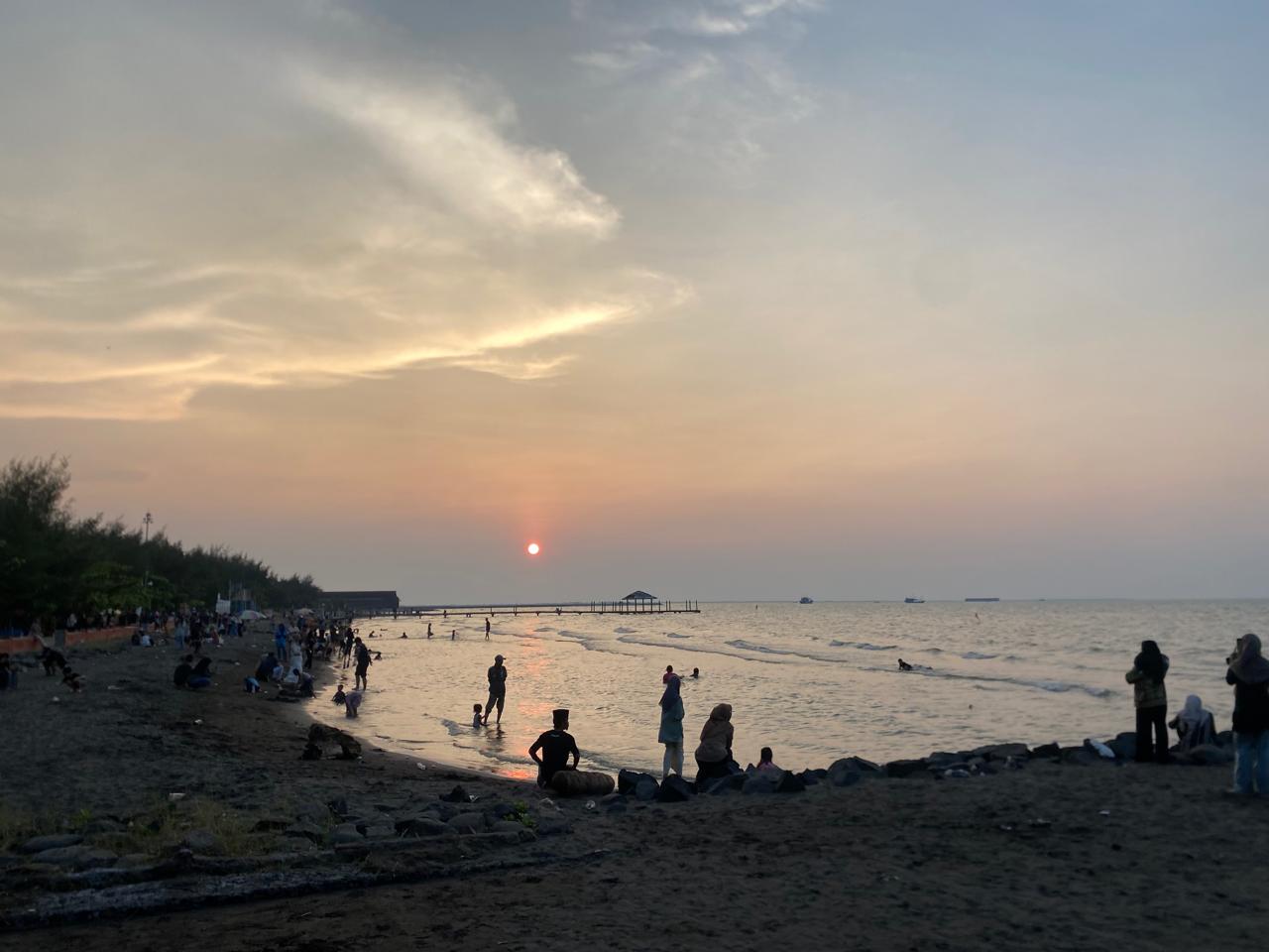 Syahdunya Sambut Libur Nataru Sembari Nikmati Senja di Pantai Alam Indah Tegal