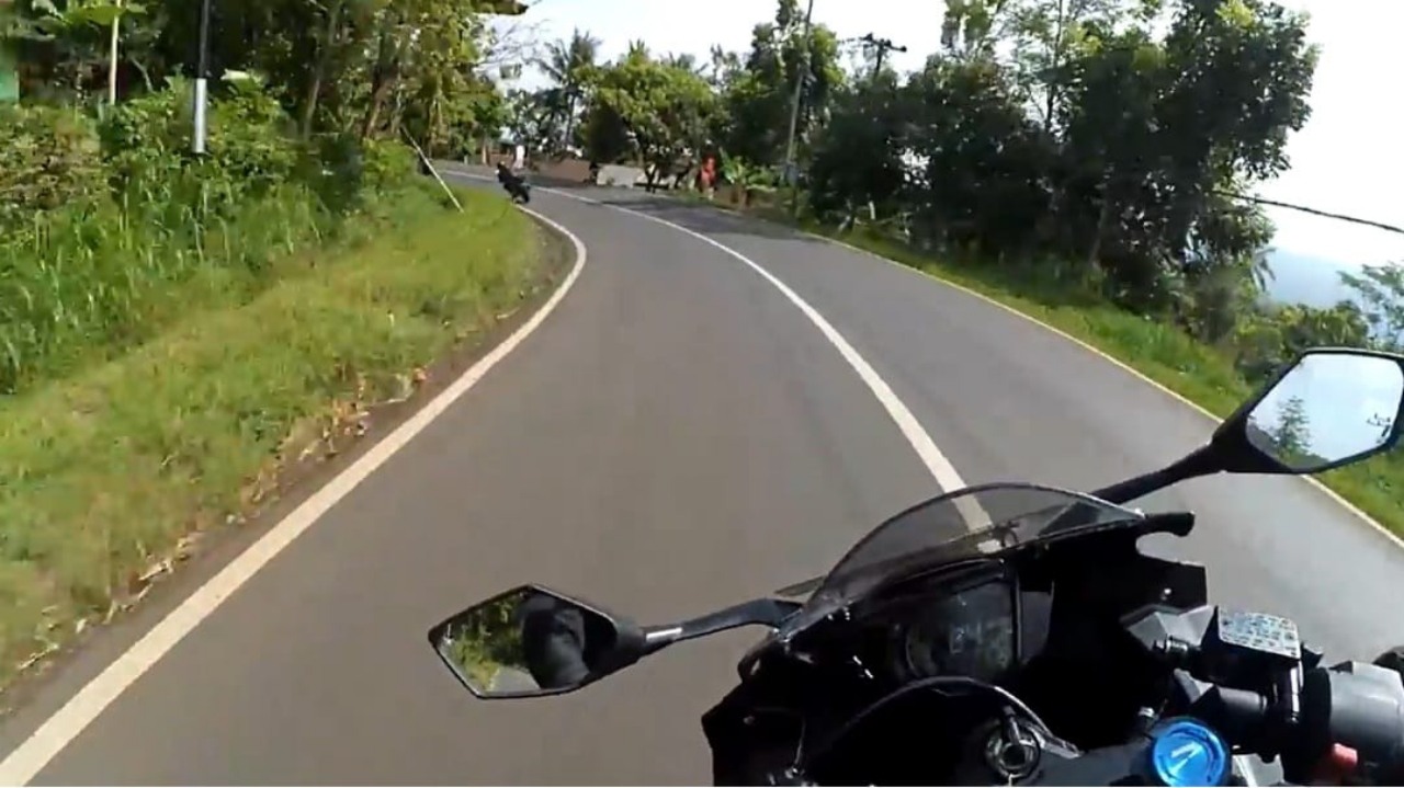 Hati - Hati Menyalip di Tikungan, Persimpangan, dan Jembatan saat Berkendara