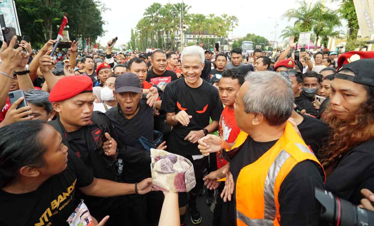 Ribuan Warga Sambut Ganjar di Alun-Alun Jember, Begini Kemeriahannya