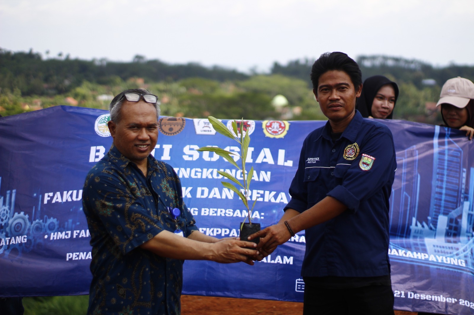 UNISS Batang Tanam Pohon Konservasi di Lereng Bukit Jrakahpayung Guna Antisipasi Longsor