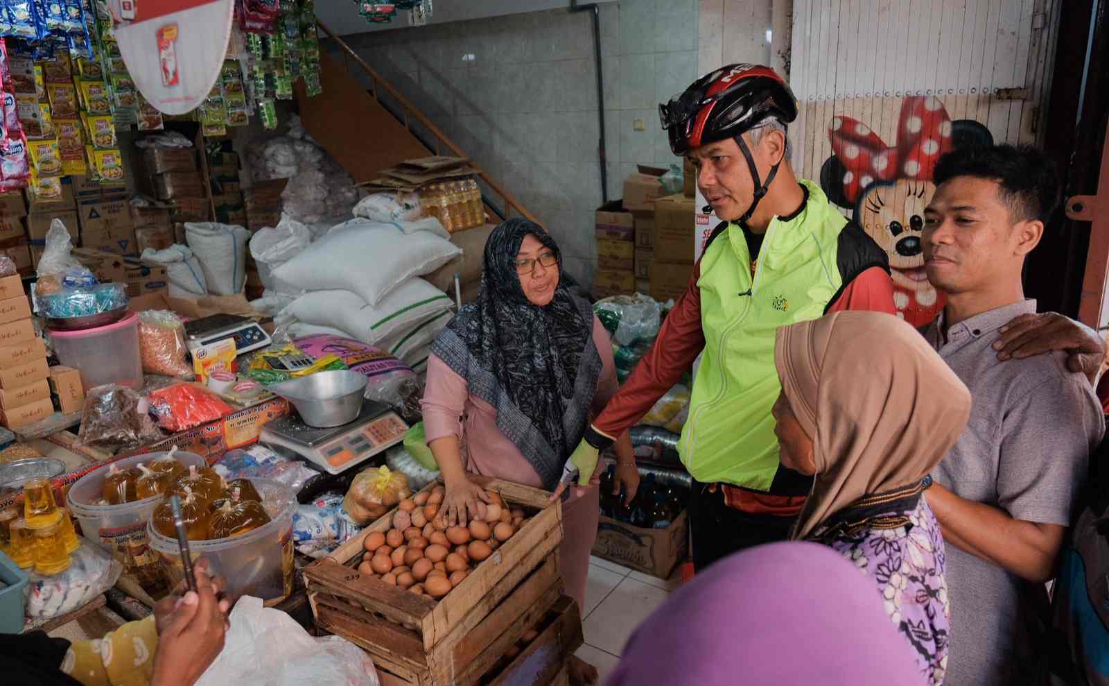 Cek Harga Beras dan Stok Minyak Goreng, Ganjar Gowes ke Sejumlah Pasar di Semarang