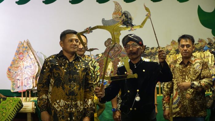 HUT TNI ke-78, Kodim 0710 Pekalongan Nanggap Wayang Kulit di Kesesi 