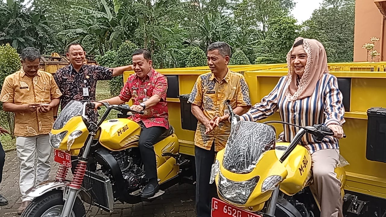 Bupati Pekalongan Fadia Arafiq Serahkan 20 Kendaraan Pengangkut Sampah