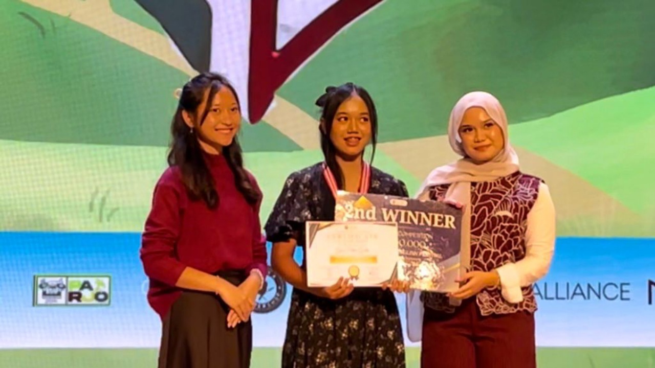 Siswi SMAN 2 Batang Ukir Prestasi Menggakan dalam Kompetisi Pembawa Berita Bahasa Inggris Tingkat Nasional