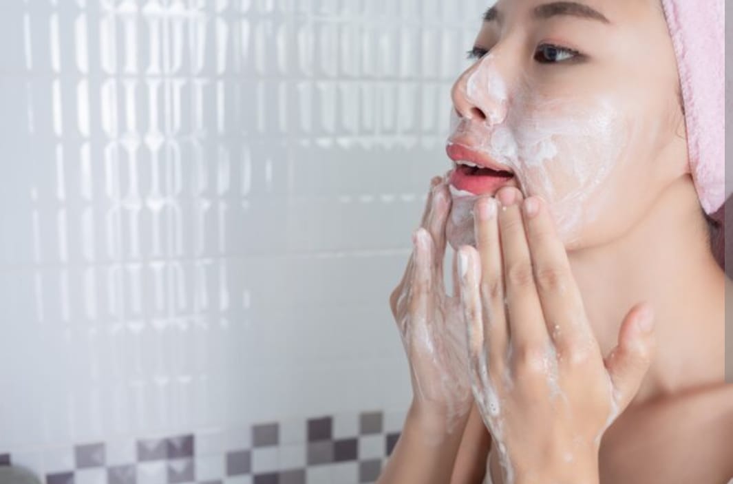 3 Sabun Cuci Muka untuk Mencerahkan Wajah Terbaik! Produk Ada di Indomaret, Efektif Menghilangkan Kerutan