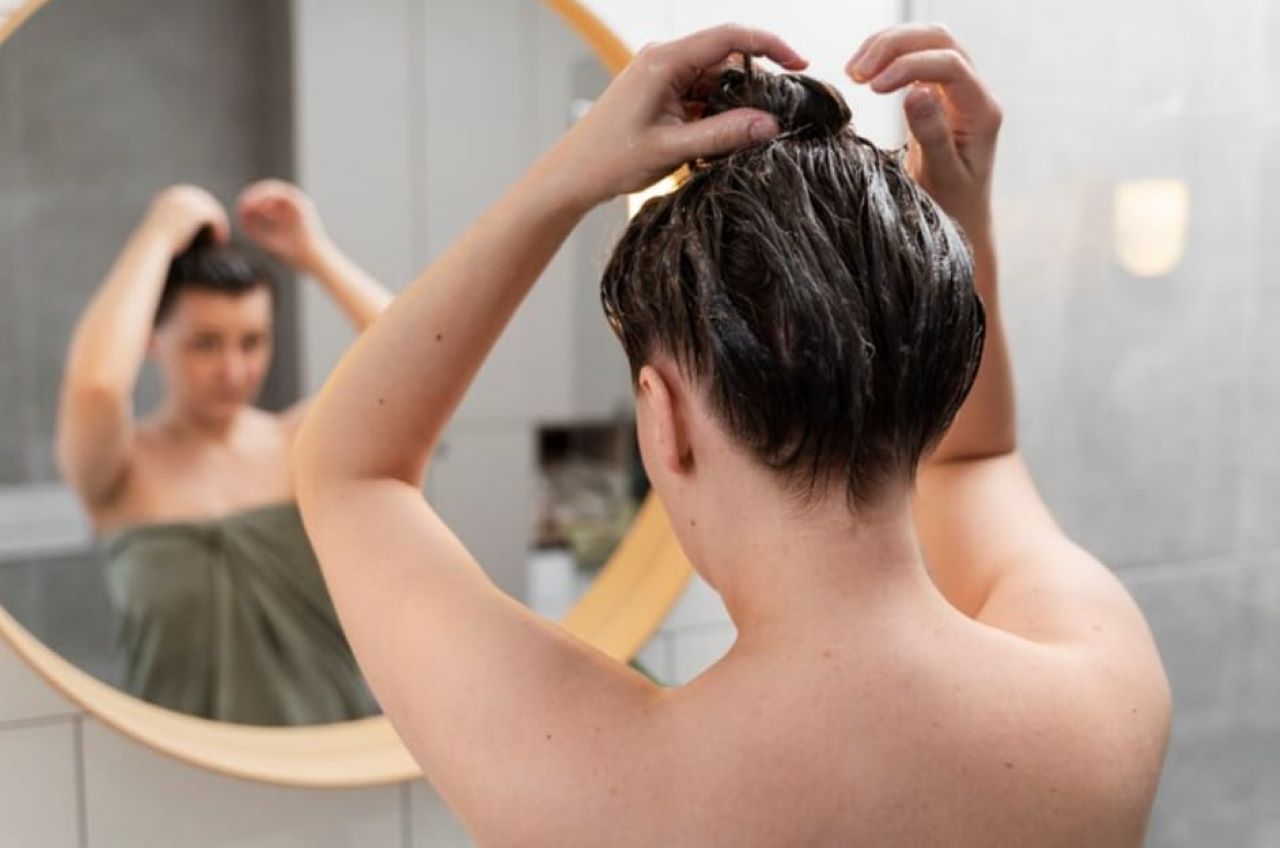 4 Cara Keramas yang Benar Agar Tidak Muncul Ketombe, Ini Urutannya!