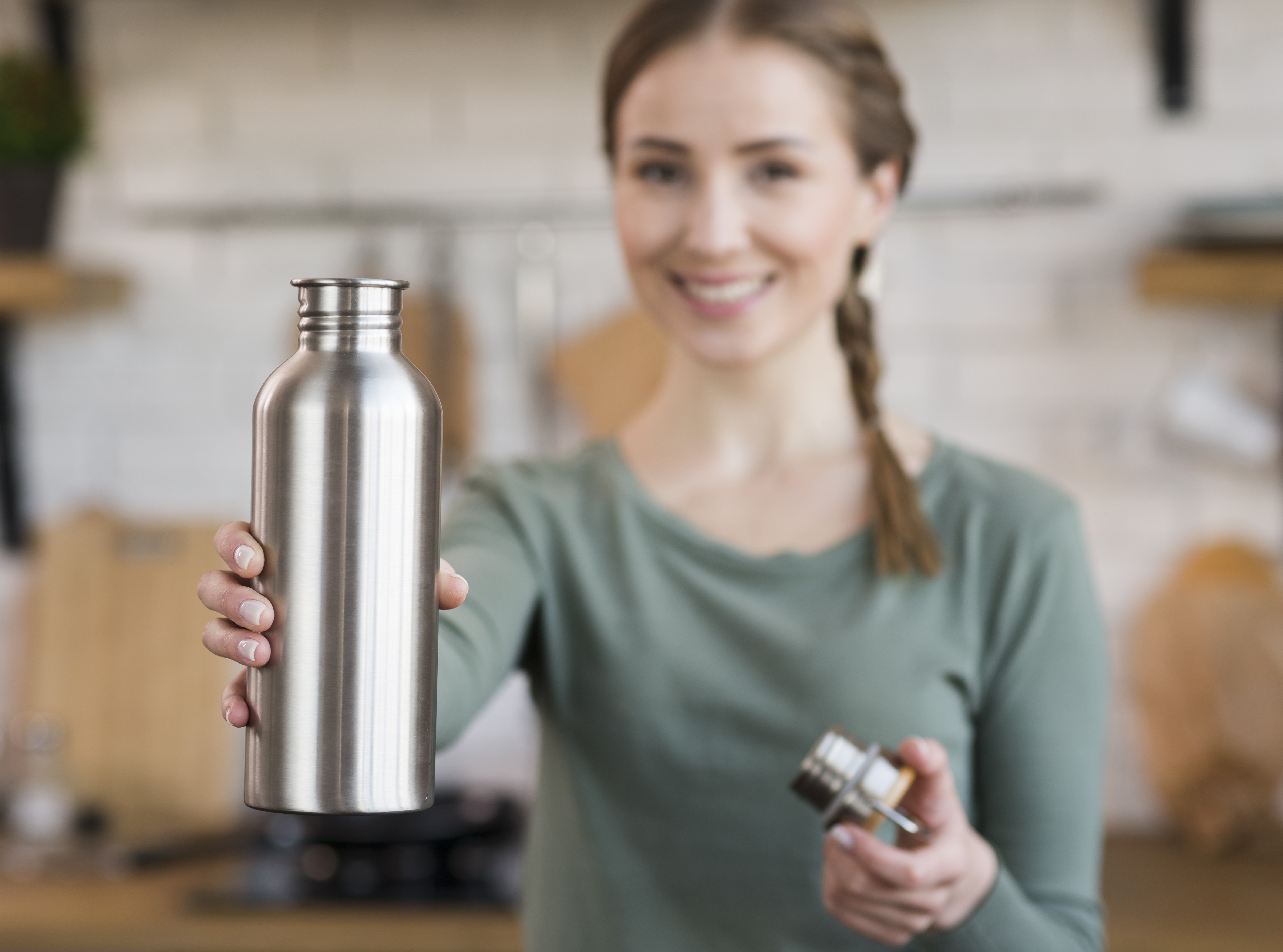 Cukup dengan Air Panas! 3 Tips Jitu Mengatasi Bau Kaos Kaki pada Botol Minum Stainless yang Efektif dan Aman