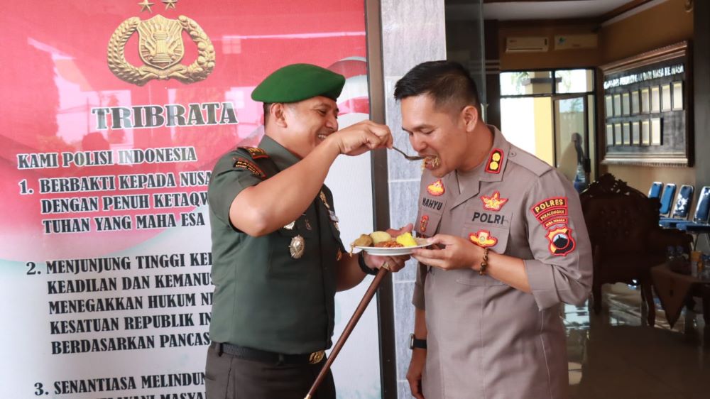 Hari Bhayangkara ke-77, Kapolres Pekalongan Disuapi Nasi Kuning Dandim 0710 Pekalongan