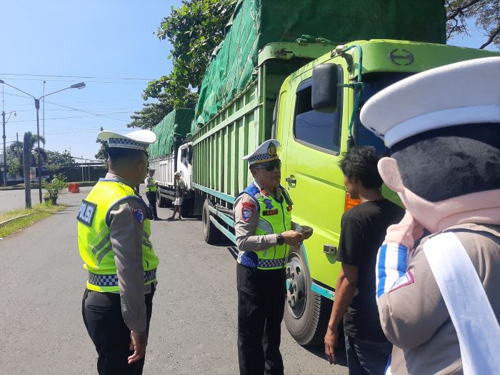 Satlantas Polres Pekalongan Sosialisasi Over Dimensi di Jalan Pantura