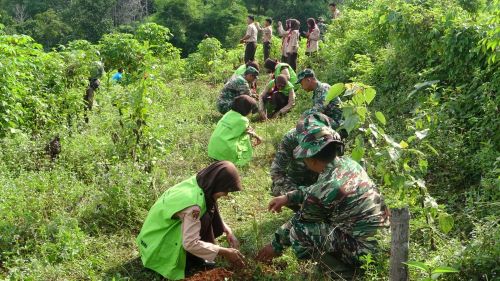 TNI-Polri, Perhutani dan Masyarakat Tanam 500 Bibit Pohon di Lahan Gundul di Desa Bukur Kecamatan Bojong