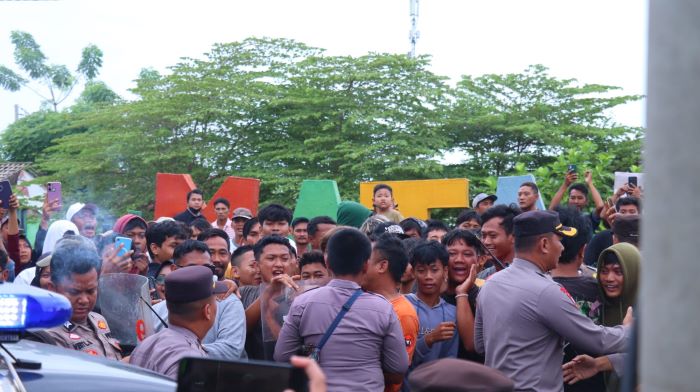 Warga Desa Sijambe Kepung Balai Desa, Tuntut Sekretaris Desa Mundur