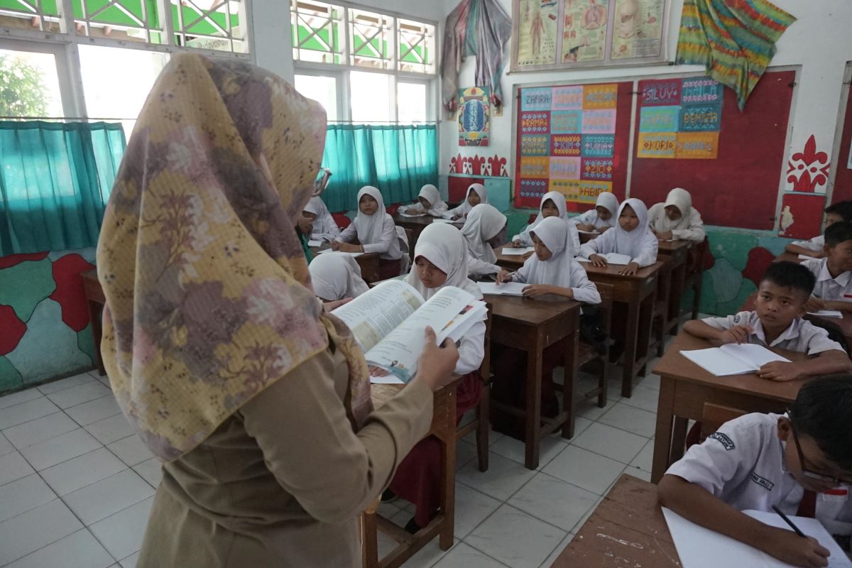 Program Seragam Gratis di Batang Resmi Diluncurkan, Sekolah Wajib Belanja ke UMKM Lokal!