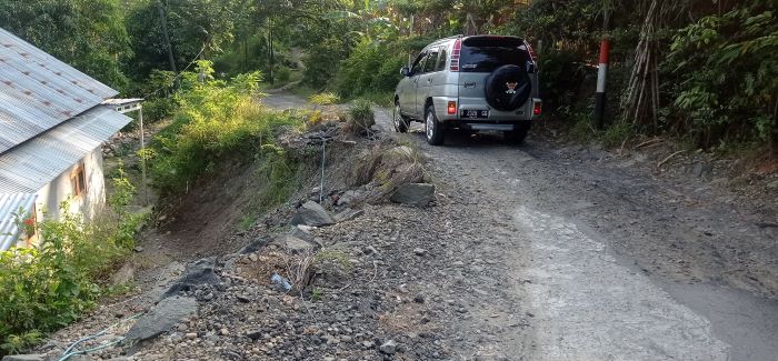 Jalan Sironggos Bojongkoneng Tinggal Separo, Sudah 4 Bulan Rusak, Pemda Belum Menanganinya