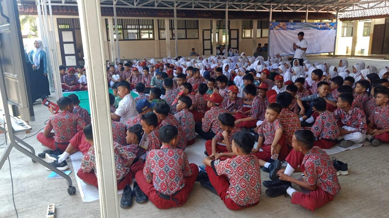 SMPN 2 Sragi Tanamkan Etika Bermedsos Lewat MPLS