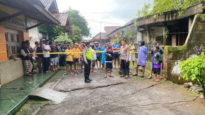 Tanah Ambles di Krompeng Pekalongan, 2 Rumah Retak Parah, 17 Jiwa Dievakuasi