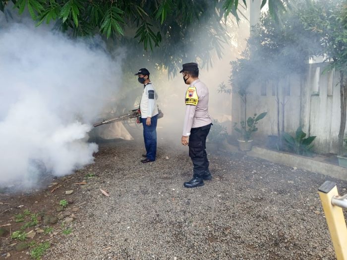 Bhabinkamtibmas Polsek Kedungwuni Bersama Puskesmas Kedungwuni 1 Mendampingi Fogging di Desa Kwayangan