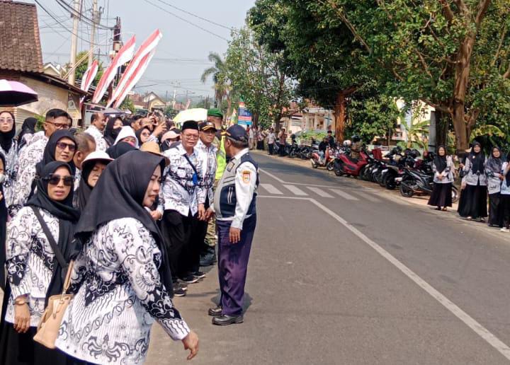 Antusias! Ribuan Guru dan Siswa di Batang Sambut Kunjungan Presiden Prabowo