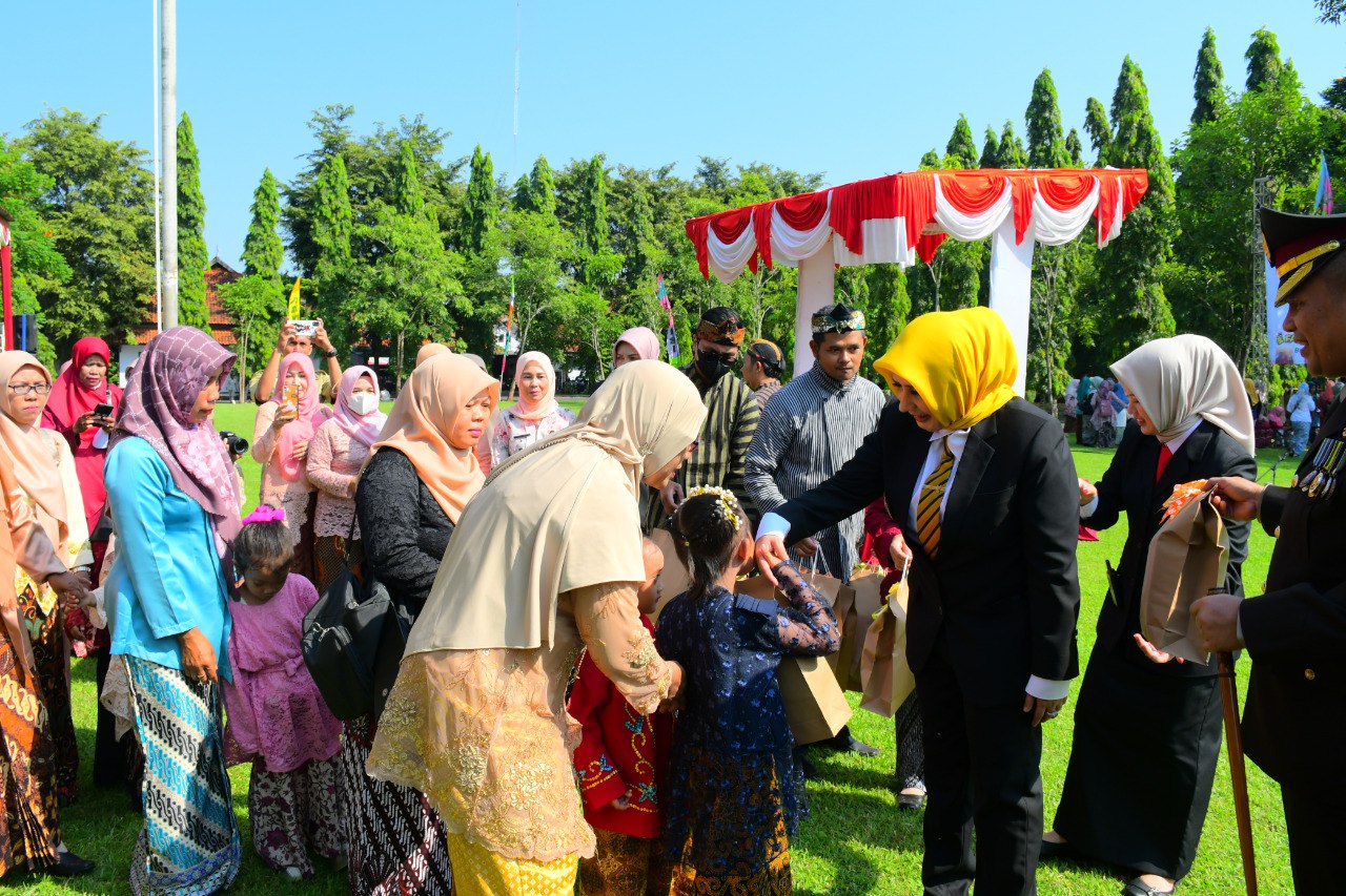 Peringati Hardiknas 2024, Pemkab Pekalongan Berikan Penghargaan kepada Siswa Berprestasi