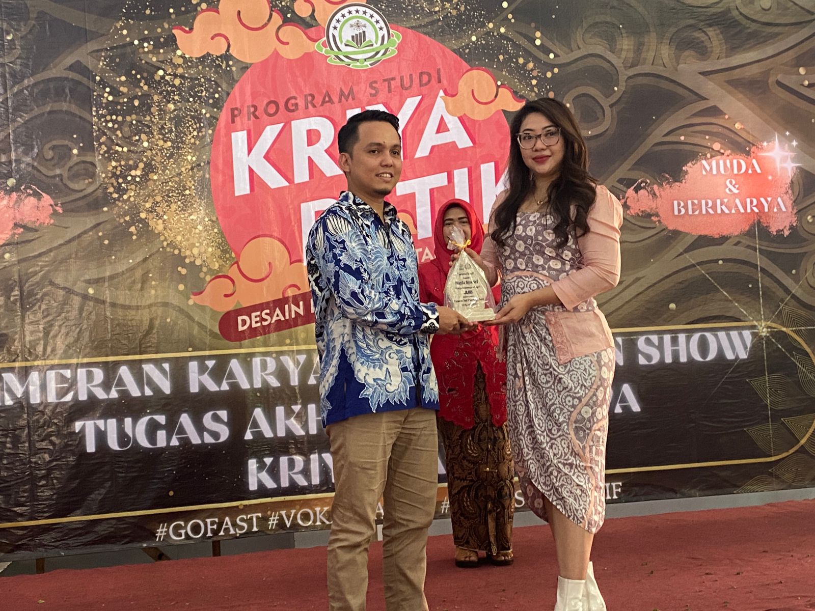 Prodi Kriya Batik ITSNU Pekalongan Gelar Pameran Karya dan Fashion Show