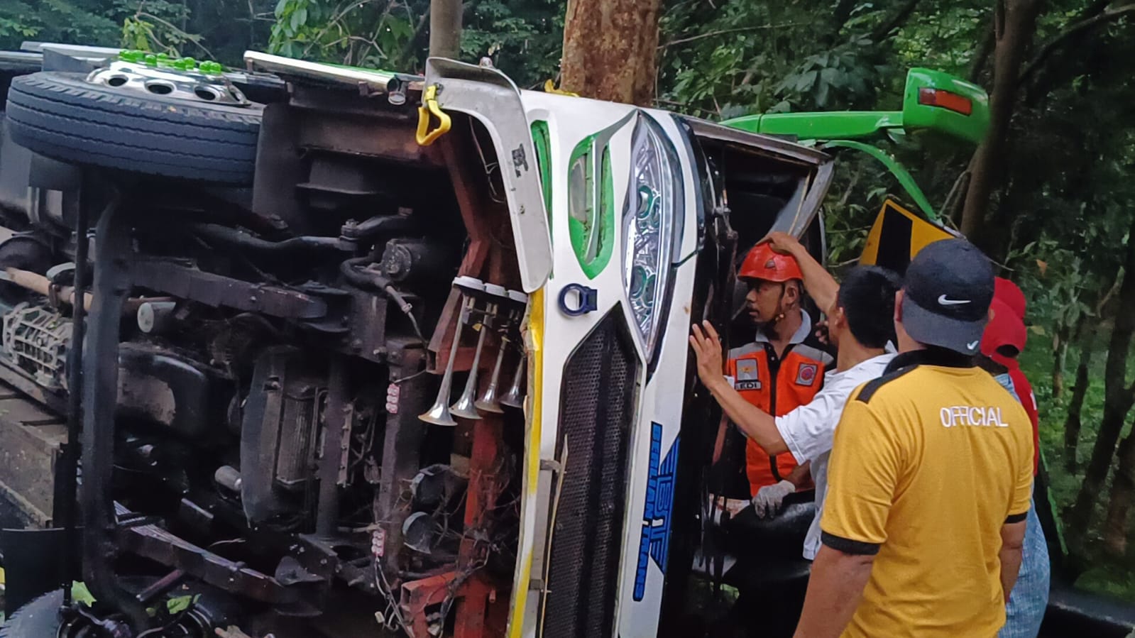 Diduga Rem Blong, Bus Rombongan Pengantin Terguling di Linggoasri Pekalongan, 1 Tewas, Puluhan Luka-luka