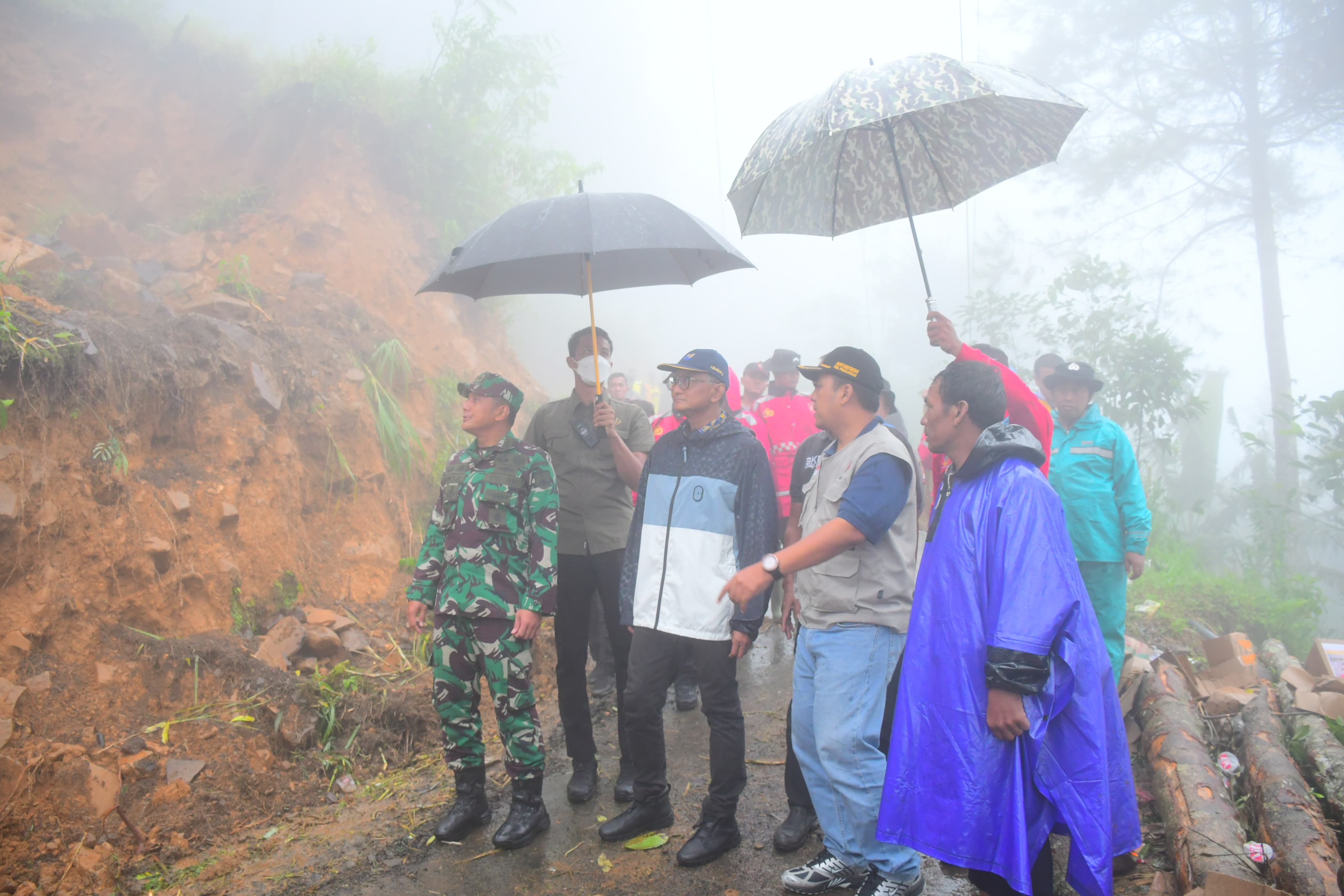 Tindaklanjuti Instruksi Menteri PU, Pemkab Pekalongan Fokus Pulihkan Akses Jalan Pasca Longsor di Petungkriyon