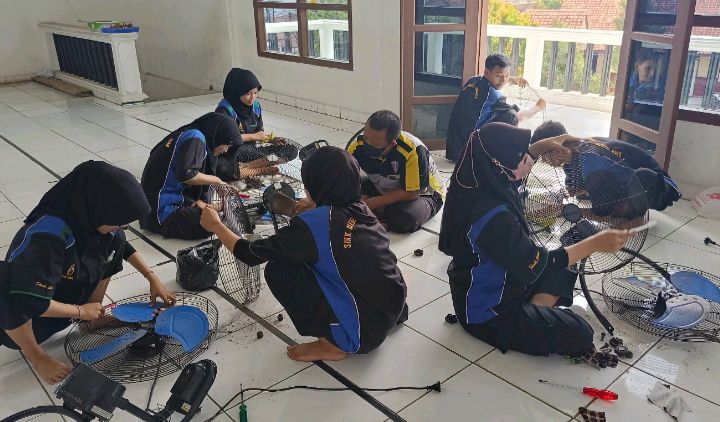 Pengabdian Masyarakat Sebagai Bentuk Penilaian Akhir Semester di SMK N 1 Karangdadap