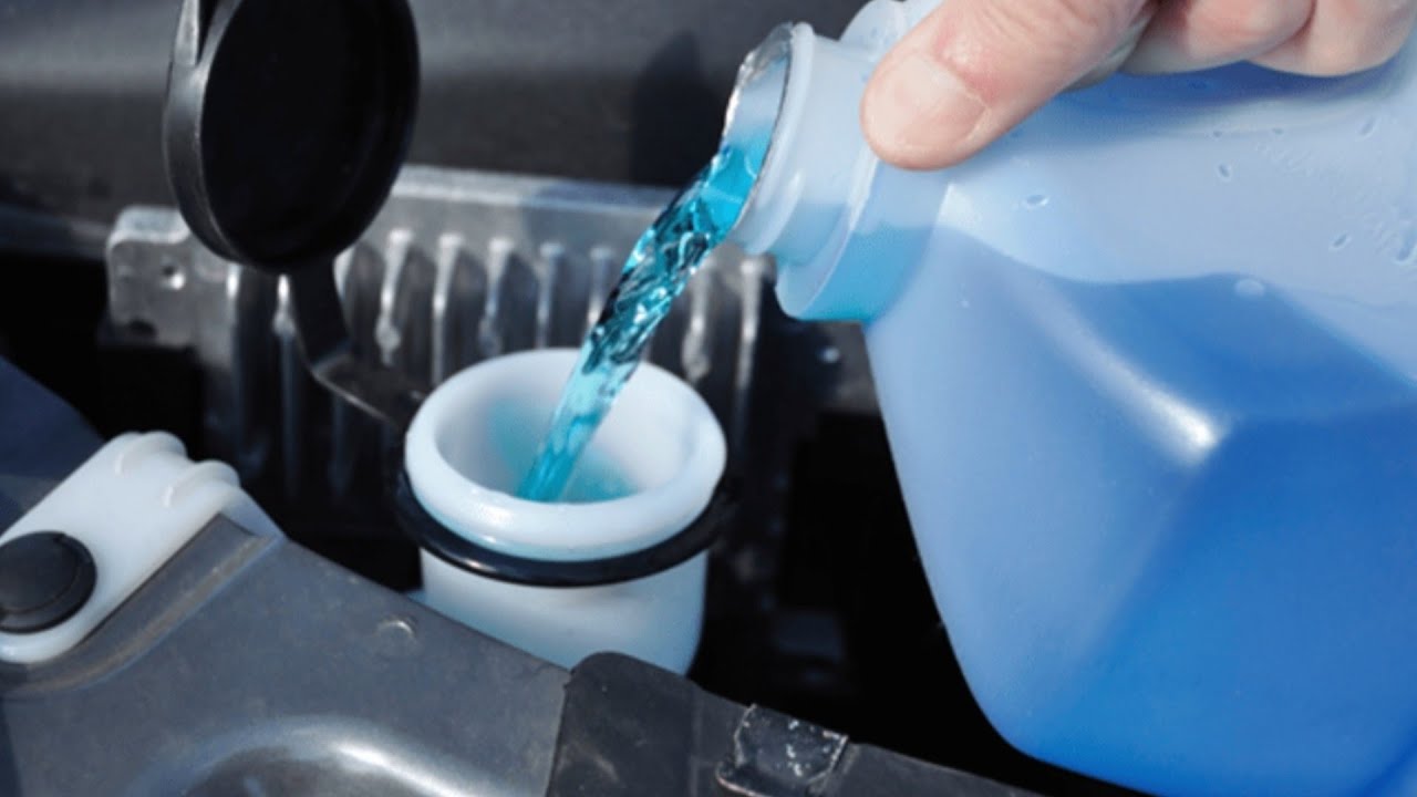 Jangan Pakai Air Keran! Simak 6 Rekomendasi Merk Air Wiper Mobil yang Bagus dan Terbaik
