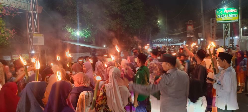 Pawai Obor Meriahkan Perayaan Malam 1 Muharam 1445 H, Polres Pekalongan Beri Pengamanan