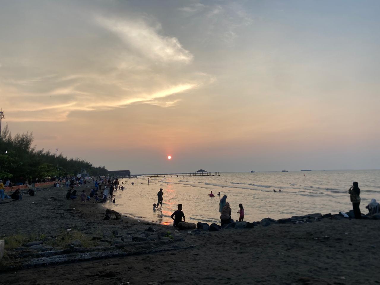 Cocok untuk Liburan Keluarga, Serunya Menikmati Pantai Alam Indah Tegal Sembari Wisata Edukasi Museum Bahari