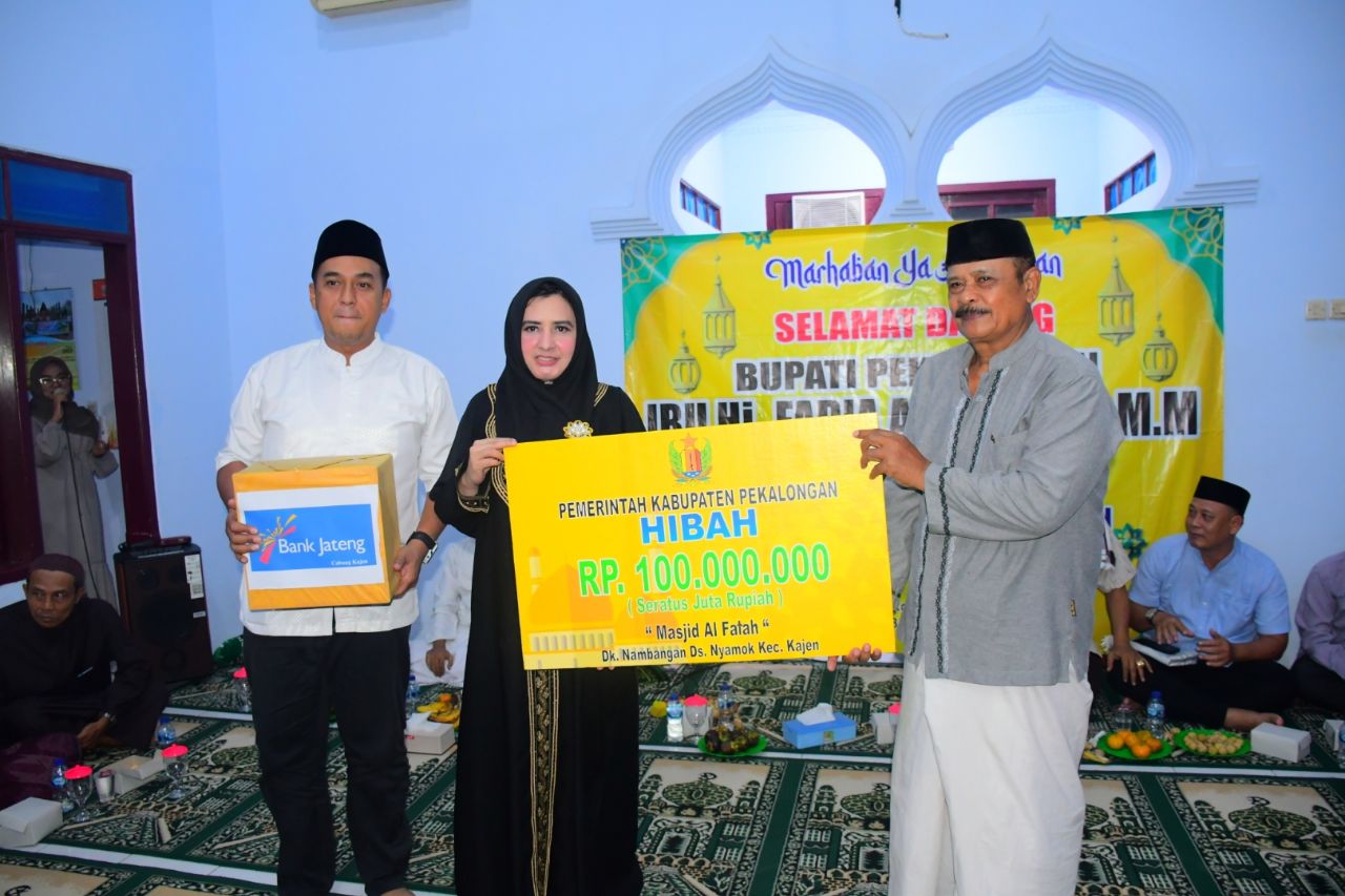 Bupati Pekalongan Fadia Arafiq Safari Ramadan Serahkan Hibah Rp 100 Juta untuk Masjid Al Fattaah Nyamok