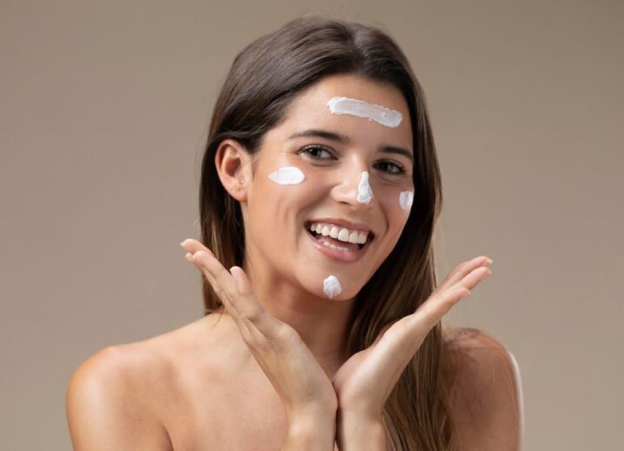 Review Sunscreen Terbaru untuk Memutihkan dan Menghilangkan Flek Hitam, Ini 4 Produk Unggulannya!